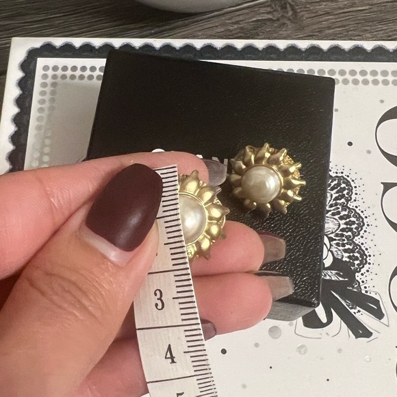 CHANEL Vintage Faux Pearl Gold CC Clip On Earrings - Picture 8 of 11